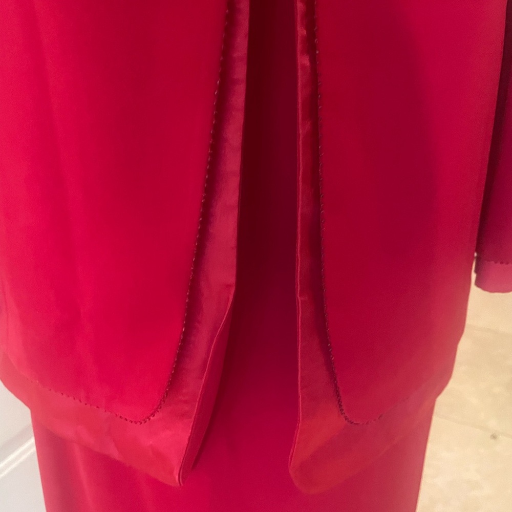 DonnaVinci Elegant Red Two-Piece skirt Suit with Decorative Collar - Picture 8 of 10